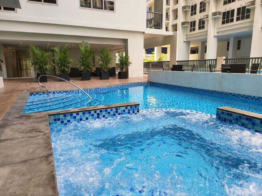Апартаменти Luxury @ Bgc Sleeps 6 Comfortably Fast Wifi Pool! Маніла Екстер'єр фото
